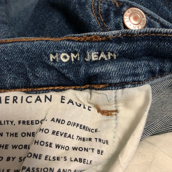 American Eagle AEO Mom Jean 14S Short Button Fly - Picture 8 of 8